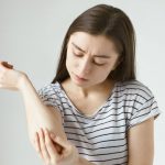 Mușcătura de ploșniță vs mușcătură de căpușe: simptome și alte diferențe